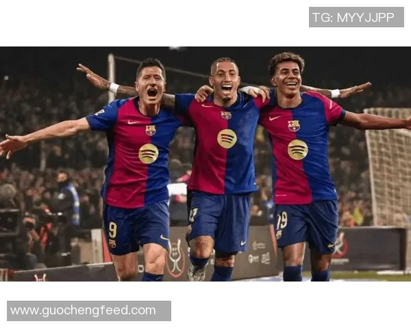 足球巨星同框合影 齐聚绿茵场见证传奇时刻 足球巨星同框合影 齐聚绿茵场见证传奇时刻