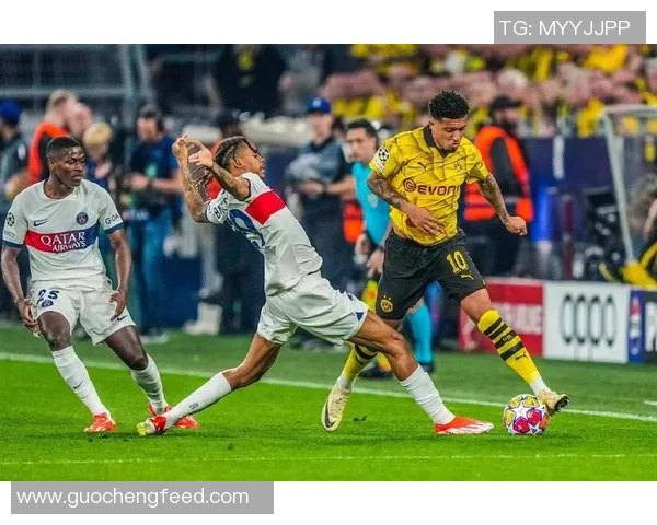 十大足球球星过人技巧解析,轻松学会他们的过人秘诀和实战应用 十大足球球星过人技巧解析,轻松学会他们的过人秘诀和实战应用